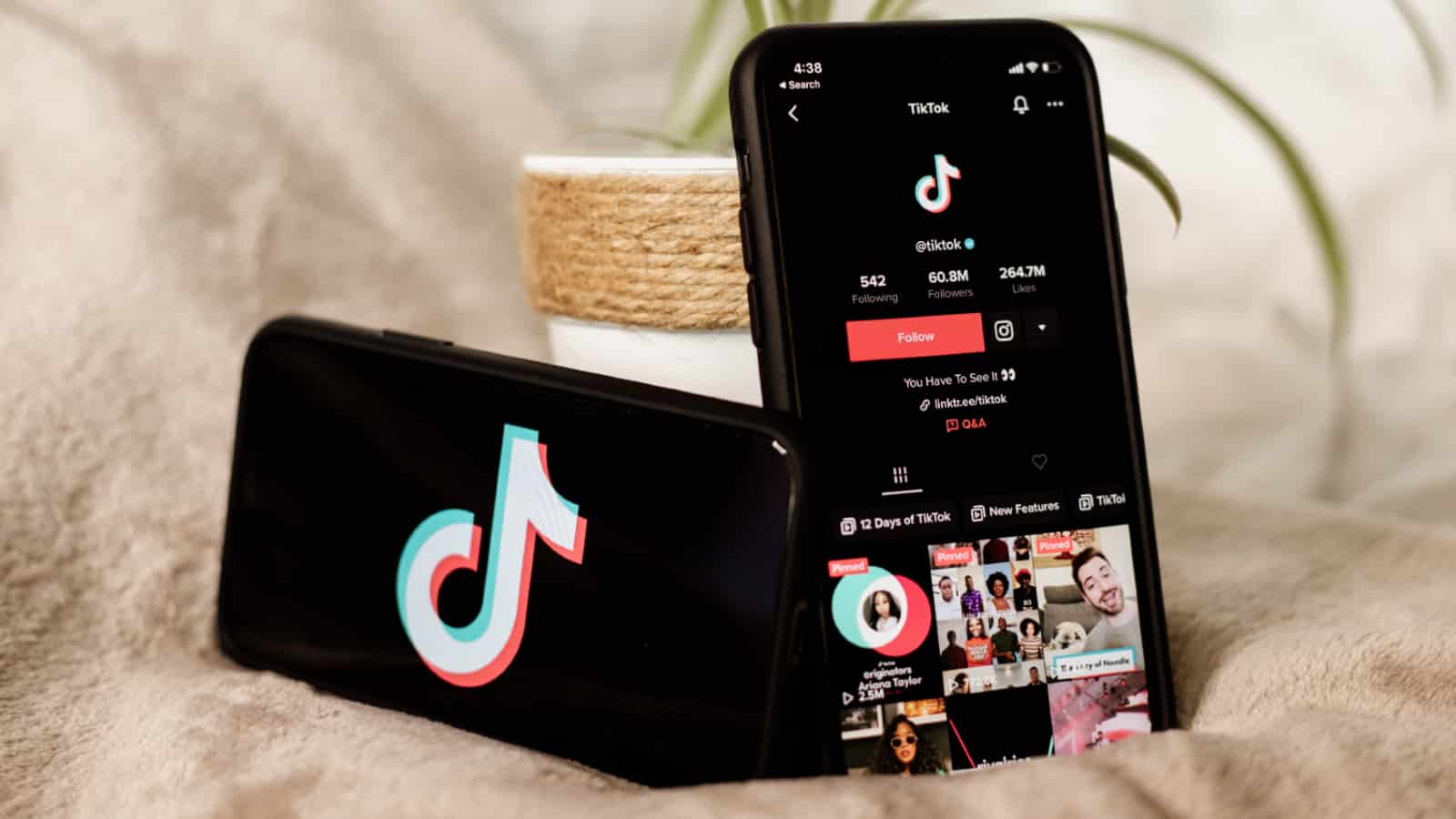 Üzerinde TikTok bulunan iki telefon