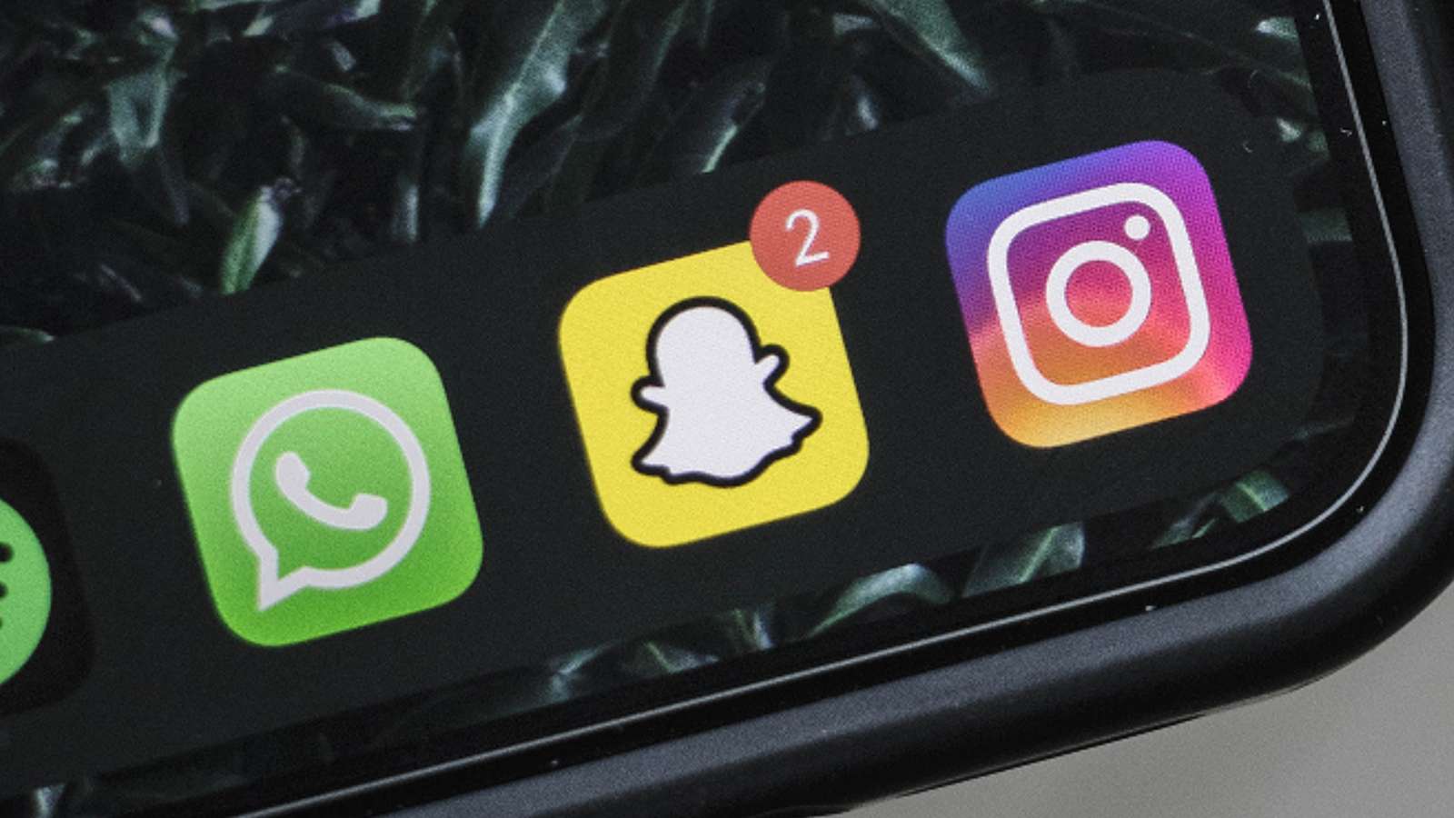 Telefonda Snapchat, Instagram ve WhatsApp logosu