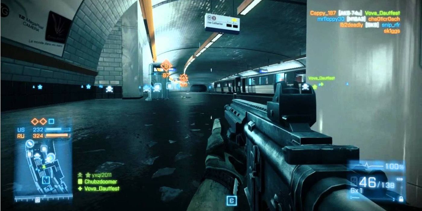 Battlefield 3'te bir metro istasyonunun içinde yaklaşan düşmanlara nişan alan oyuncu.