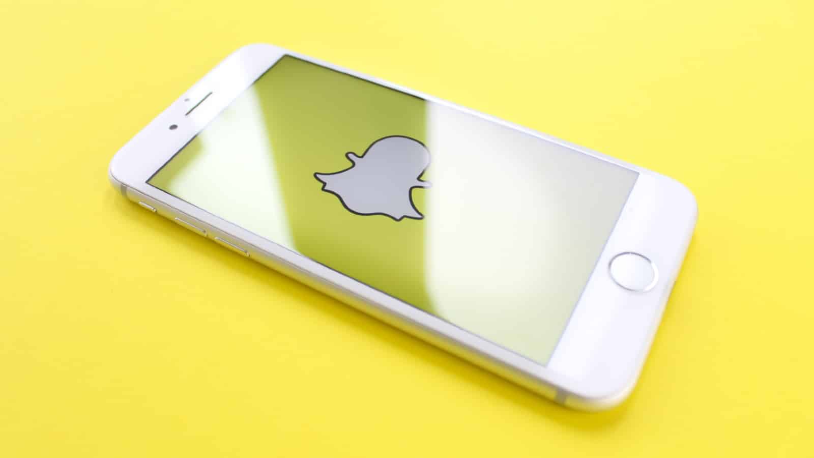 Bir telefonda Snapchat logosu