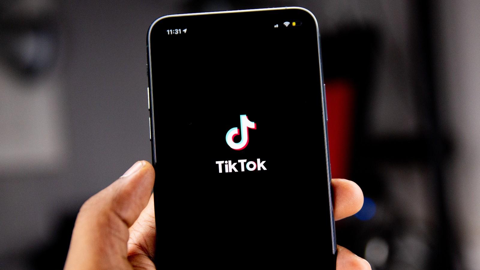 Siyah ekranda TikTok logosu